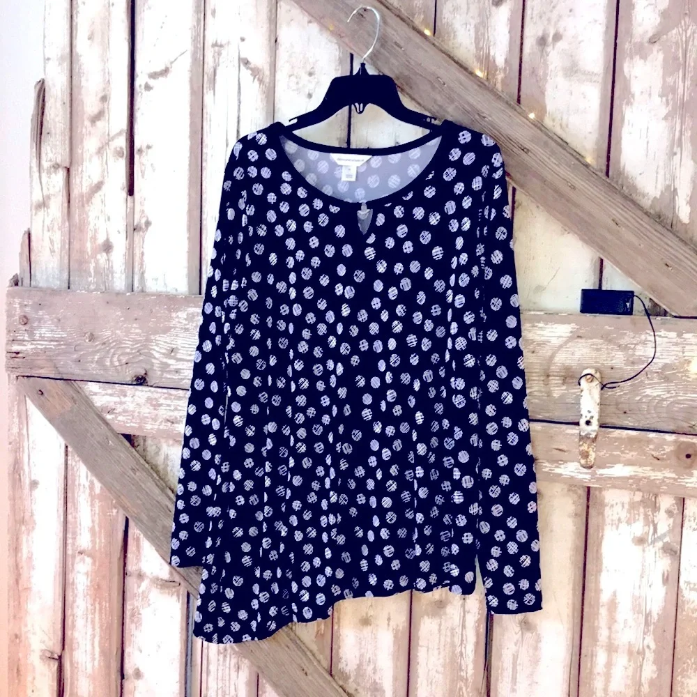 Asymmetrical blouse with black and white circles - Picture 1 of 6